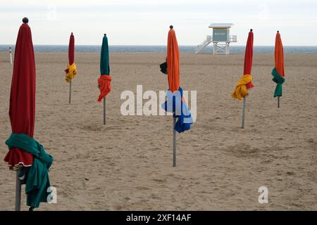 I famosi ombrelloni sulla spiaggia di Deauville, Normandia, Francia Foto Stock