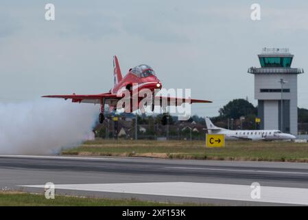 Le frecce rosse della Royal Air Force mostrano la squadra che utilizza l'aeroporto Southend di Londra, Essex, Regno Unito, come base operativa per una mostra aerea sud-est. Il jet decolla Foto Stock