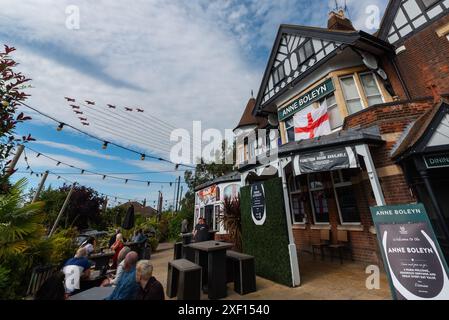 Le frecce rosse della Royal Air Force mostrano la squadra che utilizza l'aeroporto Southend di Londra, Essex, Regno Unito, come base operativa per una mostra aerea sud-est. Sopra il pub Ann Boleyn Foto Stock