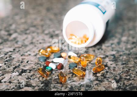 Luque, Paraguay. 30 giugno 2024. In questa illustrazione fotografica, diverse pillole di medicina sono visibili sul tavolo (foto di Jaque Silva/SOPA Images/Sipa USA) *** esclusivamente per notizie editoriali *** credito: SIPA USA/Alamy Live News Foto Stock