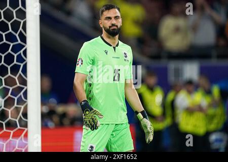 COLONIA, GERMANIA - GIUGNO 30: Giorgi Mamardashvili della Georgia guarda in alto durante la partita di UEFA EURO 2024 tra Spagna e Georgia al Cologne Stadium il 30 giugno 2024 a Colonia, Germania. (Foto di Joris Verwijst/Agenzia BSR) credito: Agenzia BSR/Alamy Live News Foto Stock