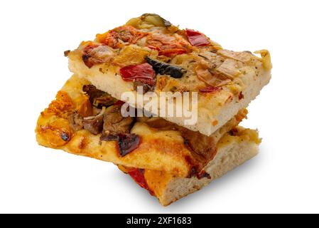 Pizza rettangolare con verdure, Pizza a fette con pomodoro, melanzane e peperoni e cipolla isolata su bianco con percorso di ritaglio incluso Foto Stock