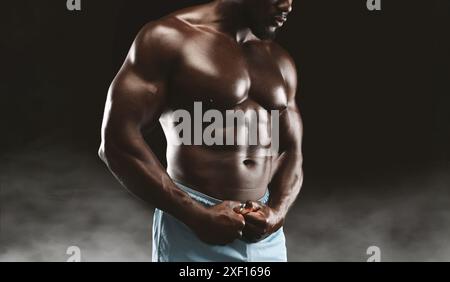 Muscular Man in posa in Studio Foto Stock