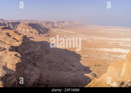 L'alta scogliera sul bordo del deserto della Giudea e del deserto roccioso nella parte orientale di Israele, al confine con la Palestina. Foto Stock