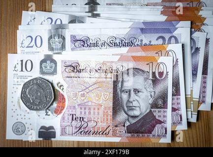 Banconote con un ritratto di re Carlo III, emesse per la prima volta nel giugno 2024 dalla Bank of England, Regno Unito Foto Stock