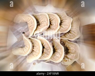 Gnocchi asiatici. Cucina nazionale coreana. Gyoza al vapore o gnocchi di maiale macinato farcito con aglio, famoso antipasto cinese. Foto Stock