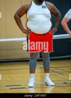 Un giocatore di basket in sovrappeso a una partita Foto Stock