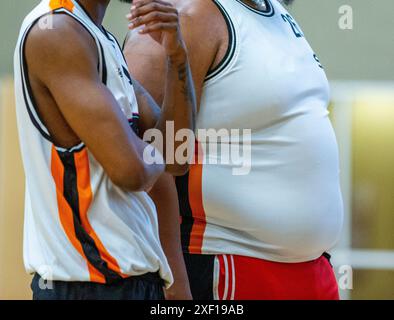 Un giocatore di basket in sovrappeso a una partita Foto Stock