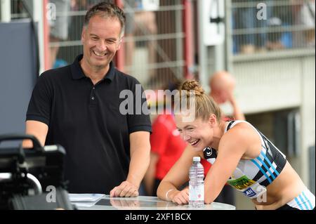 Claus Lufen di ARD-TV e Gina Luckenkemper dopo i 100 metri finali durante il Campionato tedesco di atletica leggera 2024 a Eintracht-Stadion, Braunschweig, Germania. (Sven Beyrich/SPP) credito: SPP Sport Press Photo. /Alamy Live News Foto Stock