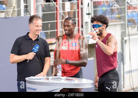 Claus Lufen di ARD-TV con Owen Ansah (Hamburger SV) e Joshua Hartmann (ASV Köln) dopo la finale maschile di 100 metri durante il Campionato tedesco di atletica leggera 2024 a Eintracht-Stadion, Braunschweig, Germania. (Sven Beyrich/SPP) credito: SPP Sport Press Photo. /Alamy Live News Foto Stock