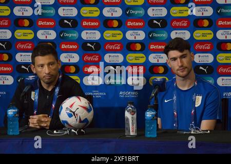 Kansas City, Missouri, Stati Uniti. 30 giugno 2024. Nella foto sono illustrati l'assistente allenatore del Team Uruguay DIEGO REYES (l) e il portiere del Team Uruguay FRANCO ISRAEL (r) in una conferenza stampa all'Arrowhead Stadium di Kansas City, Missouri. Reyes parla a nome del capo-allenatore Marcelo Bielsa al posto della sospensione di Bielsa dalla partita USA vs. Paraguay della Copa America Cup. (Credit Image: © Serena S.Y. Hsu/ZUMA Press Wire) SOLO PER USO EDITORIALE! Non per USO commerciale! Crediti: ZUMA Press, Inc./Alamy Live News Foto Stock