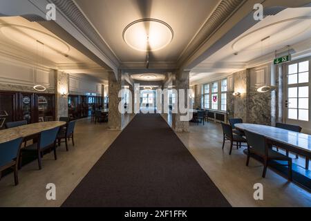La sala in marmo è stata inaugurata nel 1916 ed è stata utilizzata come esclusiva sala da ricevimento e da pranzo per il fondatore dell'azienda Ludwig Roselius, i suoi direttori e ospiti come partner commerciali e ambasciatori fino al 1979. I campioni di caffè sono stati assaggiati al banco. Le visite sono possibili solo come parte di un seminario sul caffè al Lloyd Caffee. La HAG Marble Hall del 1914 è un edificio storico di Brema, Germania Foto Stock