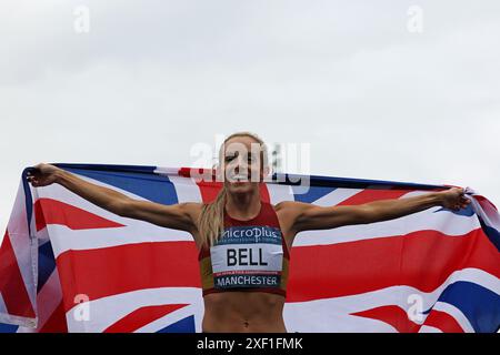 Manchester, Regno Unito. 30 giugno 2024. Georgia BELL di Belgrave Harriers festeggia con la bandiera del Regno Unito dopo aver vinto i 1500 m nel Campionato britannico di atletica leggera di Manchester Credit: Mark Easton/Alamy Live News Foto Stock