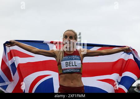 Manchester, Regno Unito. 30 giugno 2024. Georgia BELL di Belgrave Harriers festeggia con la bandiera del Regno Unito dopo aver vinto i 1500 m nel Campionato britannico di atletica leggera di Manchester Credit: Mark Easton/Alamy Live News Foto Stock