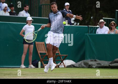 Jay Clarke in azione contro Petros Tsitsipas e Anirudh Chandrasekar durante il torneo di tennis Boodles a Stoke Park, Stoke Poges, Surrey, Inghilterra, sabato 29 giugno 2024. (Foto: Jon Bromley | mi News) crediti: MI News & Sport /Alamy Live News Foto Stock