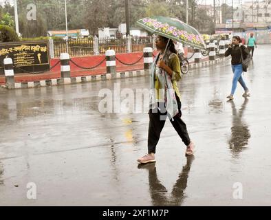 PATNA, INDIA - GIUGNO 30: Ragazze che usano gli ombrelli durante la pioggia cadono a Kargil Chowk il 30 giugno 2024 a Patna, India. (Foto di Santosh Kumar/Hindustan Times/Sipa USA ) Foto Stock