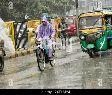 PATNA, INDIA - GIUGNO 30: Veicoli che attraversano durante la pioggia cadono a Kargil Chowk il 30 giugno 2024 a Patna, India. (Foto di Santosh Kumar/Hindustan Times/Sipa USA ) Foto Stock