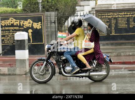 PATNA, INDIA - GIUGNO 30: Persone che affrontano l'acqua piovana durante la pioggia che cade a Kargil Chowk il 30 giugno 2024 a Patna, India. (Foto di Santosh Kumar/Hindustan Times/Sipa USA ) Foto Stock