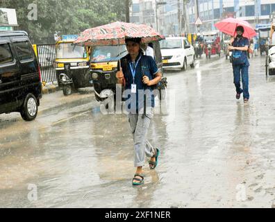 PATNA, INDIA - GIUGNO 30: Ragazze che usano gli ombrelli durante la pioggia cadono a Kargil Chowk il 30 giugno 2024 a Patna, India. (Foto di Santosh Kumar/Hindustan Times/Sipa USA ) Foto Stock