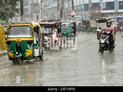 PATNA, INDIA - GIUGNO 30: Veicoli che attraversano durante la pioggia cadono a Kargil Chowk il 30 giugno 2024 a Patna, India. (Foto di Santosh Kumar/Hindustan Times/Sipa USA ) Foto Stock