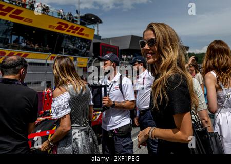 Spielberg, Austria, 30 giugno 2024, Victoria Swarovski, cantante austriaca presente al giorno della gara, 11° round del campionato di Formula 1 2024. Crediti: Michael Potts/Alamy Live News Foto Stock