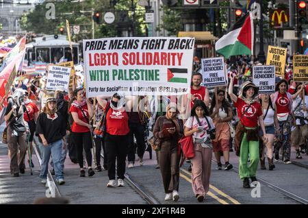 San Francisco, Stati Uniti. 30 giugno 2024. I partecipanti marciano su Market Street durante la San Francisco Pride Parade a San Fraciscoon domenica 30 giugno 2024. Decine di migliaia di persone si sono rivelate per l'evento annuale. Foto di Terry Schmitt/UPI credito: UPI/Alamy Live News Foto Stock