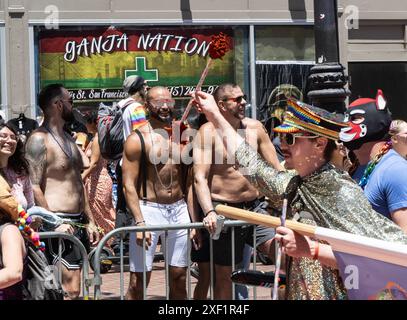 San Francisco, Stati Uniti. 30 giugno 2024. Gli spettatori guardano la San Francisco Pride Parade a San Fraciscoon domenica 30 giugno 2024. Decine di migliaia di persone si sono rivelate per l'evento annuale. Foto di Terry Schmitt/UPI credito: UPI/Alamy Live News Foto Stock