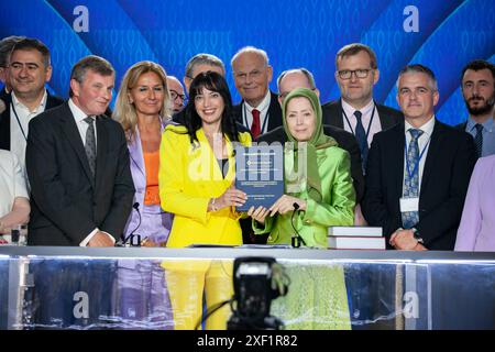 Auvers Sur Oise, Francia. 29 giugno 2024. Naike Gruppioni, deputato italiano, mostra Maryam Rajavi, sostegno dei membri maggioritari del Parlamento italiano. Presso la sede del Consiglio nazionale di resistenza dell'Iran (NCRI) ad Auvers-sur-Oise, a nord di Parigi. Un vertice di tre giorni che riunirà importanti oratori di fama mondiale affronterà temi chiave sulle minacce poste dal regime esistente, l'alternativa praticabile e l'imperativo di adottare le giuste politiche per il futuro dell'Iran e sostenere il piano in dieci punti di Maryam Rajavi. Credito: SOPA Images Limited/Alamy Live News Foto Stock