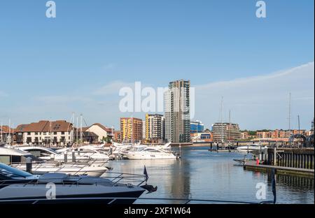 Vista del villaggio sull'oceano verso la Vantage Tower, un alto edificio residenziale con yacht ormeggiati in primo piano durante l'estate, Southampton, Regno Unito, Inghilterra Foto Stock