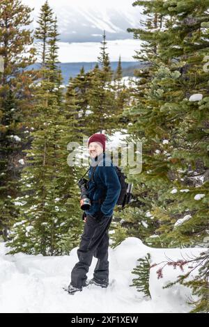 Escursione per una persona nella foresta boreale del Canada durante l'inverno con un paesaggio innevato e una vista panoramica invernale. Foto Stock