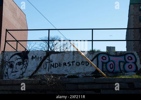 Murale in vaso frainteso su un muro di contenimento nel centro di Saint John, New Brunswick, Canada Foto Stock