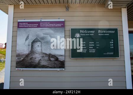 Tariffe di benvenuto e di ingresso al Carleton martello Tower National Historic Site Signs a Saint John, New Brunswick, Canada Foto Stock