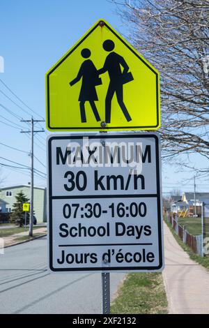 Segnale del limite di velocità della zona scolastica della Beaconsfield Middle School in Fundy Drive a Saint John, New Brunswick, Canada Foto Stock