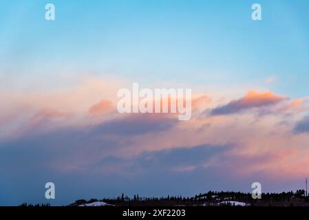 Cielo al tramonto nel Canada settentrionale durante l'inverno con cielo blu, nuvole arancioni luminose per la sostituzione del cielo, editing, sfondo del desktop. Foto Stock