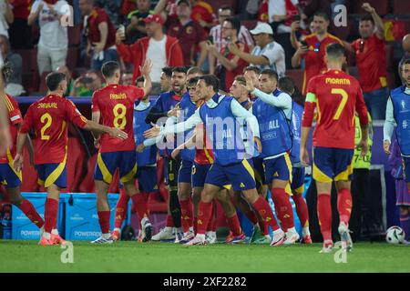 Colonia. 30 giugno 2024. I giocatori di Spagna festeggiano durante il turno di UEFA Euro 2024 di 16 partite tra Spagna e Georgia a Colonia, in Germania, il 30 giugno 2024. Crediti: Meng Dingbo/Xinhua/Alamy Live News Foto Stock