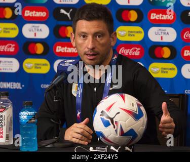 Kansas City, Missouri, Stati Uniti. 30 giugno 2024. Nella foto, l'assistente allenatore del Team Uruguay DIEGO REYES tiene una conferenza stampa all'Arrowhead Stadium di Kansas City, Missouri, il 30 giugno 2024. Reyes parla a nome del capo-allenatore Marcelo Bielsa al posto della sospensione di Bielsa dalla partita USA vs. Paraguay della Copa America Cup. (Credit Image: © Serena S.Y. Hsu/ZUMA Press Wire) SOLO PER USO EDITORIALE! Non per USO commerciale! Crediti: ZUMA Press, Inc./Alamy Live News Foto Stock