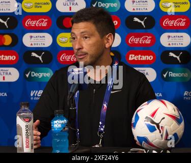 Kansas City, Missouri, Stati Uniti. 30 giugno 2024. Nella foto, l'assistente allenatore del Team Uruguay DIEGO REYES tiene una conferenza stampa all'Arrowhead Stadium di Kansas City, Missourion 30 giugno 2024. Reyes parla a nome del capo-allenatore Marcelo Bielsa al posto della sospensione di Bielsa dalla partita USA vs. Paraguay della Copa America Cup. (Credit Image: © Serena S.Y. Hsu/ZUMA Press Wire) SOLO PER USO EDITORIALE! Non per USO commerciale! Crediti: ZUMA Press, Inc./Alamy Live News Foto Stock