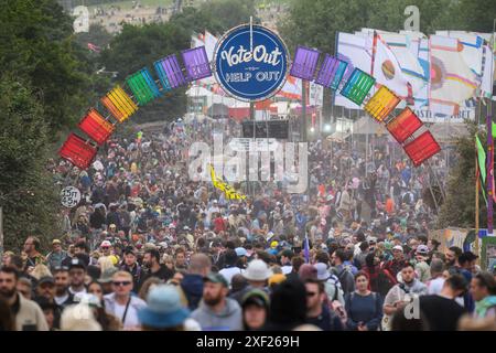 Somerset, Regno Unito. 30 giugno 2024. Atmosfera il quinto giorno del Glastonbury Festival, presso la Worthy Farm nel Somerset. Il credito fotografico dovrebbe essere: Matt Crossick/Empics/Alamy Live News Foto Stock