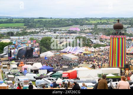 Somerset, Regno Unito. 30 giugno 2024. Atmosfera il quinto giorno del Glastonbury Festival, presso la Worthy Farm nel Somerset. Il credito fotografico dovrebbe essere: Matt Crossick/Empics/Alamy Live News Foto Stock