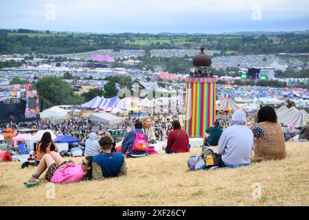 Somerset, Regno Unito. 30 giugno 2024. Atmosfera il quinto giorno del Glastonbury Festival, presso la Worthy Farm nel Somerset. Il credito fotografico dovrebbe essere: Matt Crossick/Empics/Alamy Live News Foto Stock