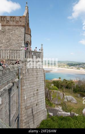 Vista del Castello, Monte di San Michele, Marazion, Cornovaglia, Regno Unito - il Monte di San Michele è un'isola di marea che può essere raggiunta a piedi quando la marea è fuori. Foto Stock