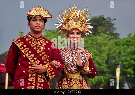 Giacarta, Indonesia - 19 aprile 2015 : apparizioni di varie tribù in Indonesia all'evento del Carnevale della Cultura al TMII, Giacarta - Indonesia Foto Stock