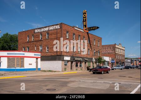 Drumheller, Alberta - 29 giugno 2024: Esterno del vecchio hotel Waldorf nel centro di Drumheller. Foto Stock