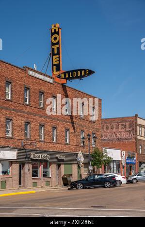 Drumheller, Alberta - 29 giugno 2024: Esterno del vecchio hotel Waldorf nel centro di Drumheller. Foto Stock