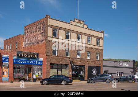 Drumheller, Alberta - 29 giugno 2024: Esterno del vecchio hotel Alexandra nel centro di Drumheller. Foto Stock