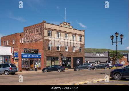 Drumheller, Alberta - 29 giugno 2024: Esterno del vecchio hotel Alexandra nel centro di Drumheller. Foto Stock