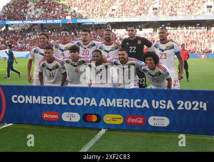 Austin, Stati Uniti. 30 giugno 2024. I giocatori titolari del Venezuela hanno posato prima del primo tempo nella partita finale del gruppo B della CONMEBOL Copa America 2024 allo stadio Q2 di Austin. Il Venezuela ha superato la fase a gironi con una vittoria 3-0 sulla Giamaica Credit: Bob Daemmrich/Alamy Live News Foto Stock