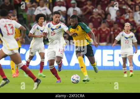 Austin, Stati Uniti. 30 giugno 2024. ERIC RAMIREZ (19) del Venezuela combatte DEXTER LEMBEKISA (14) della Giamaica durante l'azione del secondo tempo nella fase finale del gruppo B della CONMEBOL Copa America 2024 allo stadio Q2 di Austin il 30 giugno 2024. Il Venezuela è avanzato dal gioco di gruppo eliminando la Giamaica, 3-0. Crediti: Bob Daemmrich/Alamy Live News Foto Stock