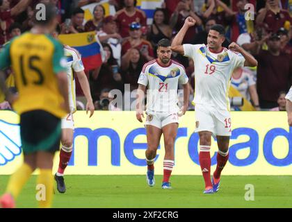 Austin, Stati Uniti. 30 giugno 2024. ERIC RAMIREZ (19) e il compagno di squadra ALEXANDER GONZALEZ (21) del Venezuela celebrano il gol di Ramirez durante l'azione del secondo tempo nella fase finale del gruppo B della CONMEBOL Copa America 2024 allo stadio Q2 di Austin il 30 giugno 2024. Il Venezuela è avanzato dal gioco di gruppo eliminando la Giamaica, 3-0. Crediti: Bob Daemmrich/Alamy Live News Foto Stock