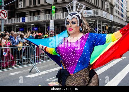 New York, Stati Uniti. 30 giugno 2024. La 42a parata annuale dell'orgoglio si è tenuta a New York, NY il 30 giugno 2024. Gli spiriti erano alti con migliaia di spettatori prima che un temporale forzasse una cancellazione anticipata. (Foto di Jonathan Fernandes/Sipa USA) credito: SIPA USA/Alamy Live News Foto Stock